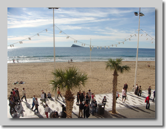 zicht op zeedijk vanaf balkon